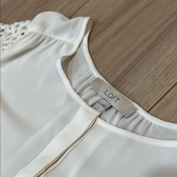 LOFT Elegant Cream Women's Top with Lace Sleeves - Picture 4 of 8